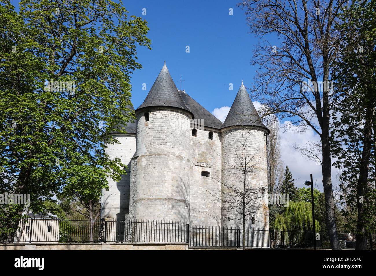 Château des Tourelles, EL castillo de TOURELLES El castillo de Tourelles (torretas) fue construido en 1196 por Philippe Augustus. Era una cabeza de puente destinada a defender la ciudad de Vernon situada en la frontera de las tierras de la corona y el ducado de Normandía. Este bastión consta de cuatro torres y un castillo. Situado al lado, el antiguo molino de Vernon, el viejo puente del molino, el viejo puente del molino de Vernon, el, viejo, molino, puente, en, vernon, in, francia, sobre, el, río sena, Normandía, Normandía, noroeste de Francia, francés, Europa, europeo, Foto de stock