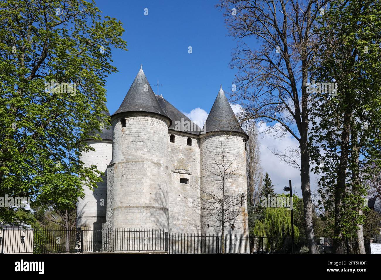 Château des Tourelles, EL castillo de TOURELLES El castillo de Tourelles (torretas) fue construido en 1196 por Philippe Augustus. Era una cabeza de puente destinada a defender la ciudad de Vernon situada en la frontera de las tierras de la corona y el ducado de Normandía. Este bastión consta de cuatro torres y un castillo. Situado al lado, el antiguo molino de Vernon, el viejo puente del molino, el viejo puente del molino de Vernon, el, viejo, molino, puente, en, vernon, in, francia, sobre, el, río sena, Normandía, Normandía, noroeste de Francia, francés, Europa, europeo, Foto de stock