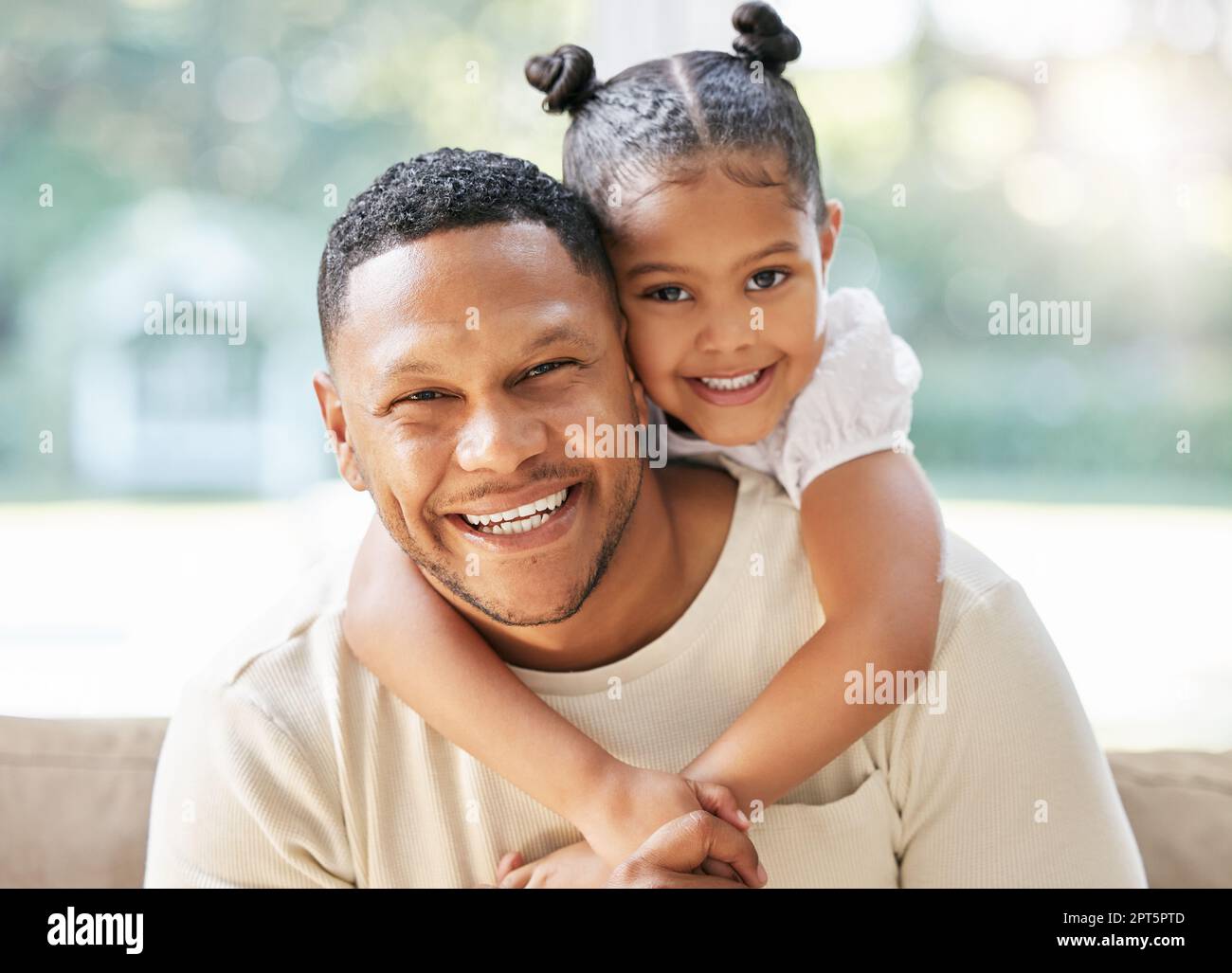 La sangre no hace un amor familiar lo hace. un padre y una hija unidos en  casa Fotografía de stock - Alamy