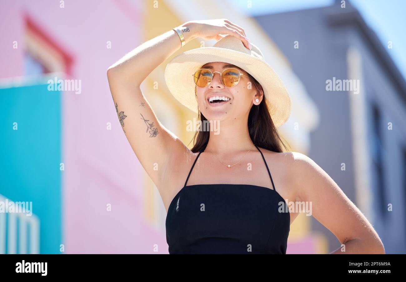 Moda, vacaciones y una mujer en la calle de la ciudad de México con  sombrero de sol y gafas de sol. Mujer asiática en vacaciones de verano en  Cancún, turismo, urba al
