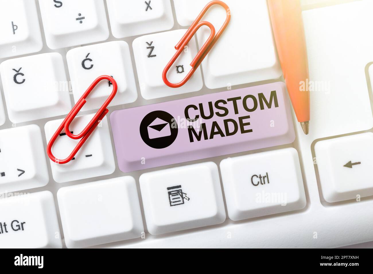 Señal que muestra Custom Made, concepto que significa que algo se hace