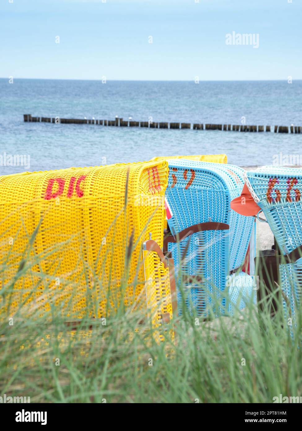 Mimbre sillas de playa en la playa del Mar Báltico Fotografía de stock -  Alamy