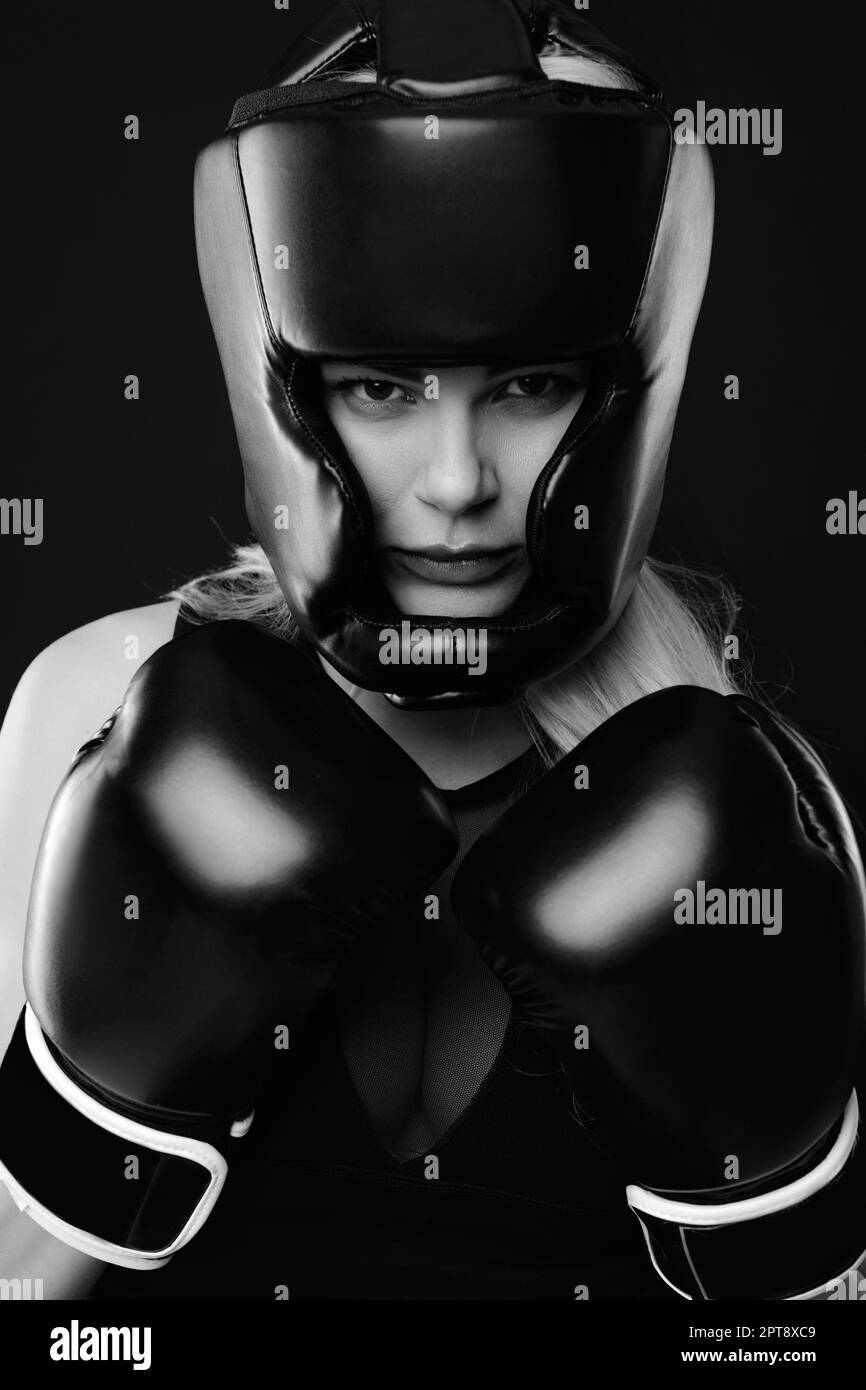 Woman boxing gloves helmet fotografías e imágenes de alta resolución - Alamy