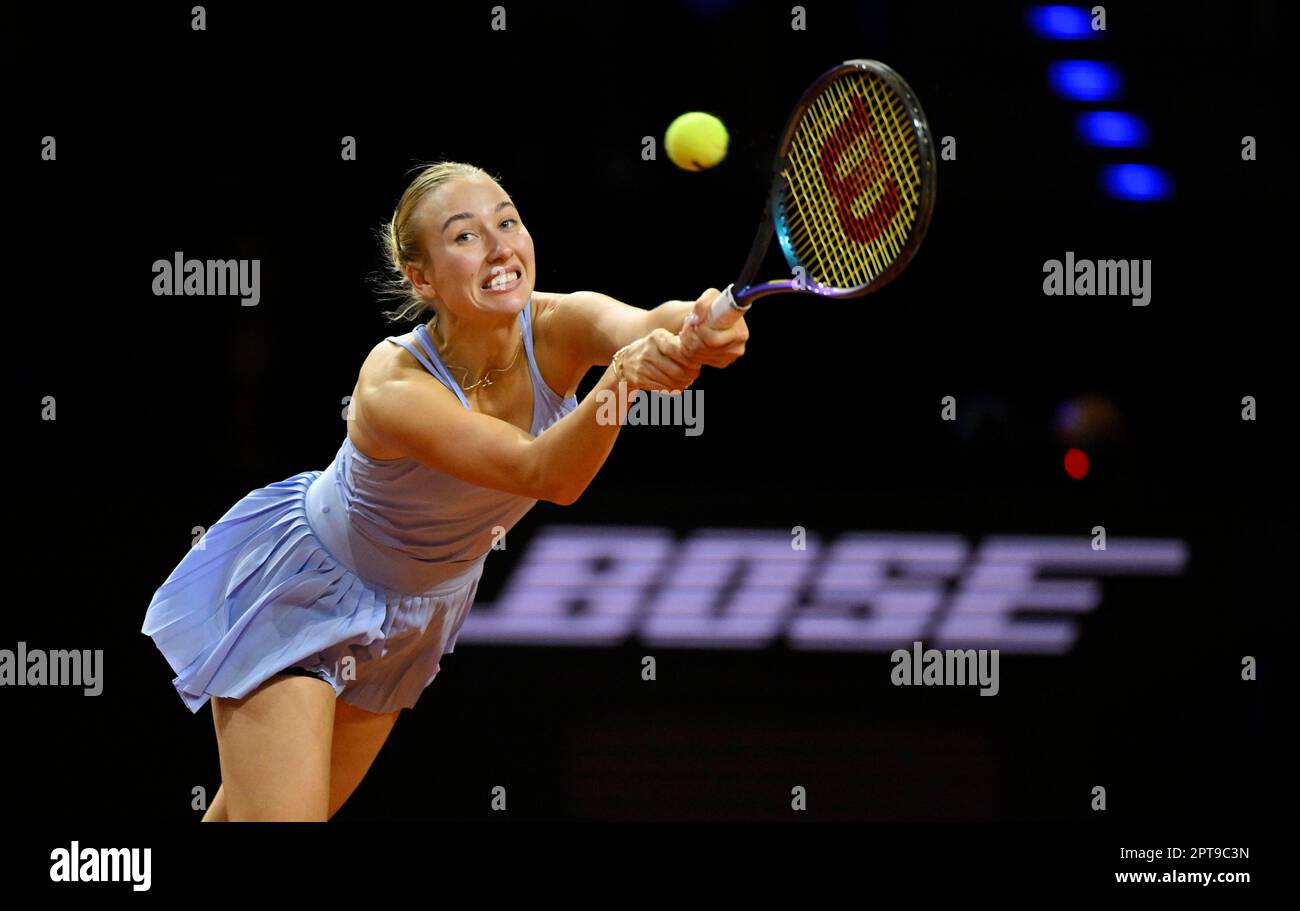 Anastasia Potapova (RUS) Acción, Porsche Tennis Grand Prix, Porsche Arena, Stuttgart, Baden-Wuerttemberg, Alemania Foto de stock