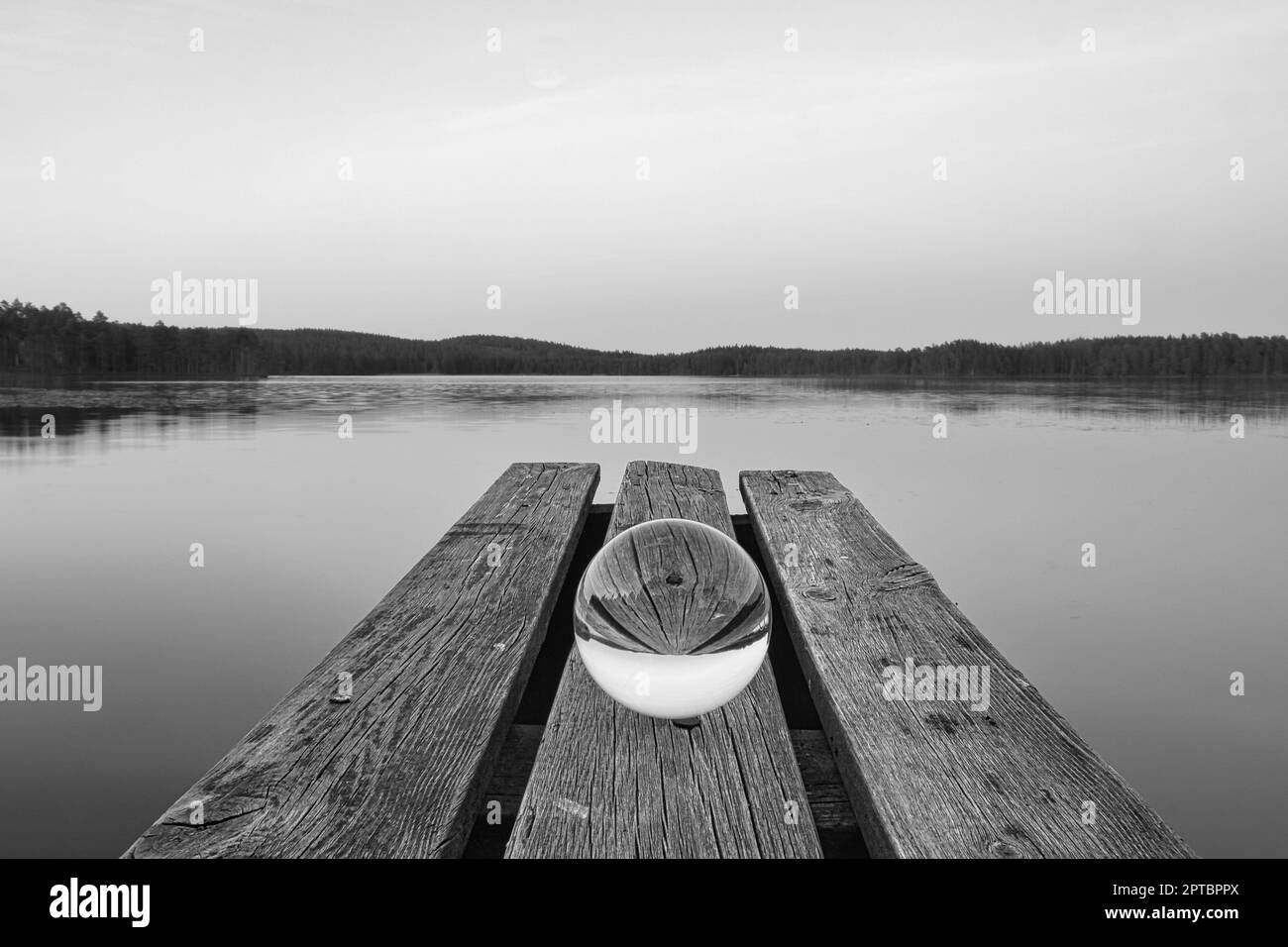 Un Par De Pequeños Muelles De Madera En El Lago Fotos, retratos