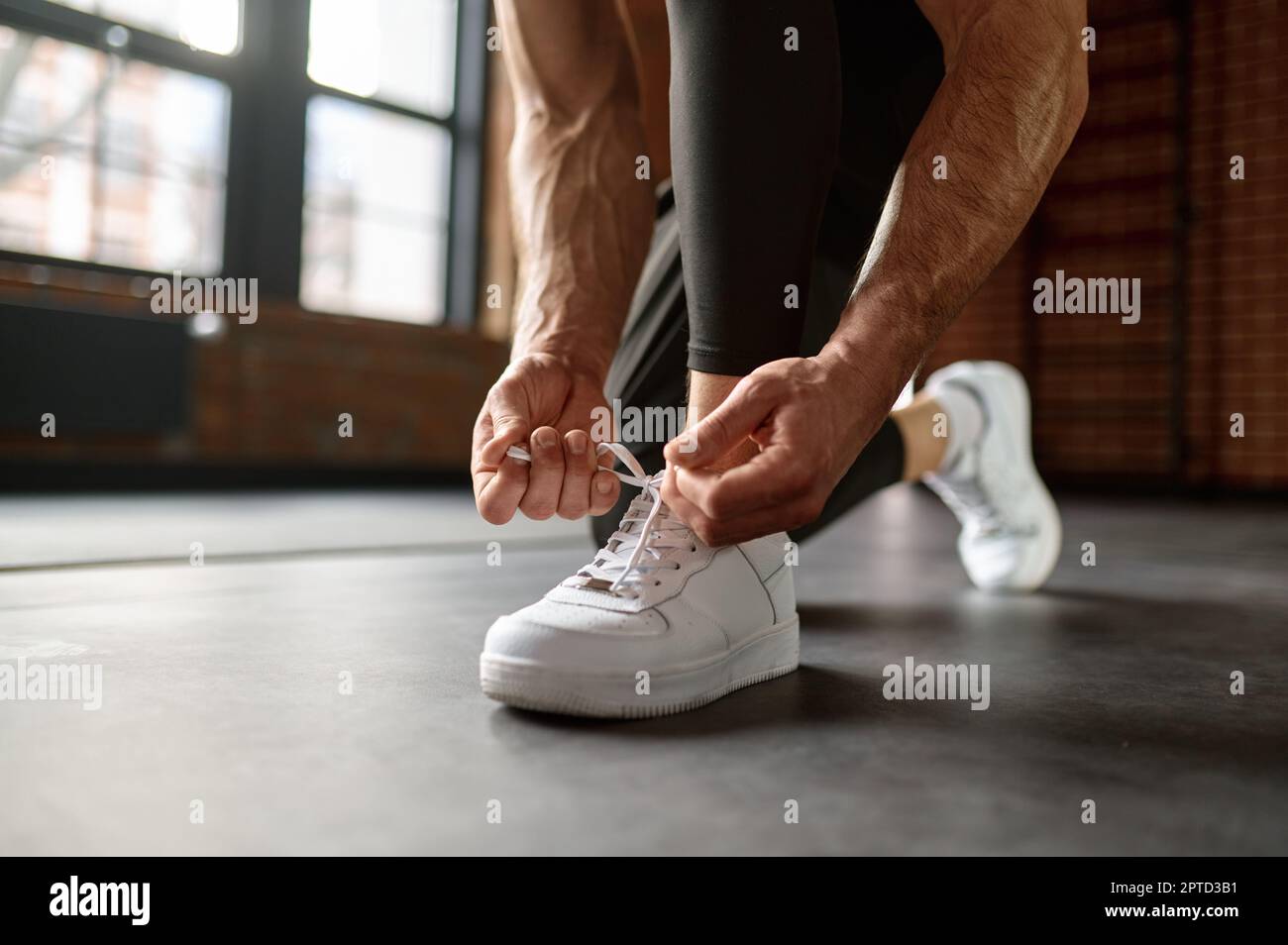 Primer plano de zapatillas deportivas que atan para prepararte para  entrenar en el gimnasio del club deportivo. Concepto de fitness y culturismo  Fotografía de stock - Alamy