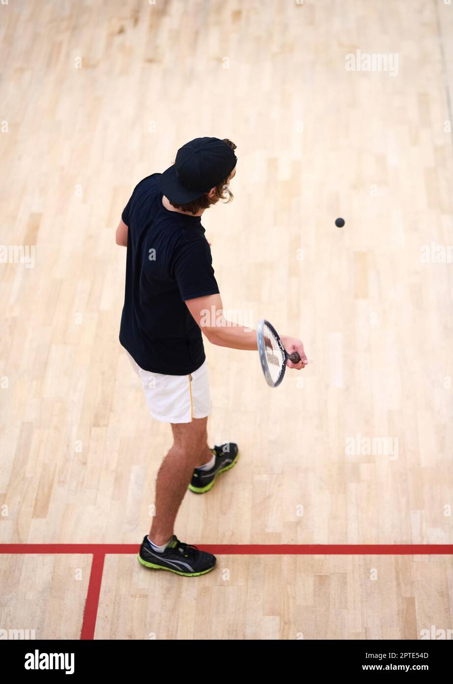 Squash requiere más que solo técnica. un joven jugando al squash Fotografía  de stock - Alamy
