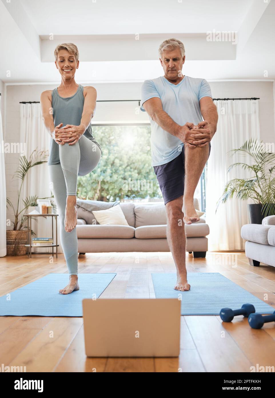 Pareja madura, portátil y tutorial de yoga en casa en la sala de estar de  la casa para el estiramiento corporal, el entrenamiento de fitness  relajante y el entrenamiento de ejercicio. Sonrisa