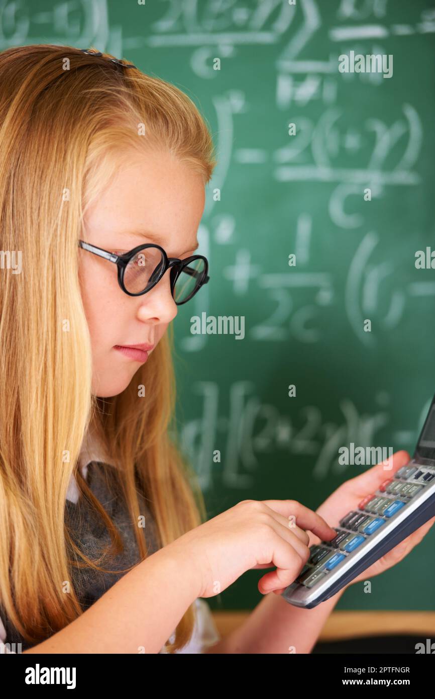 Resolver problemas matemáticos complejos. Una linda chica rubia usando su  calculadora en clase Fotografía de stock - Alamy