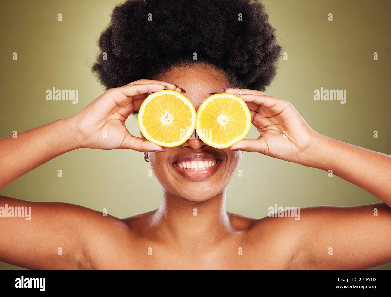 Cuidado de la piel, belleza y mujer feliz con limón en un estudio para una rutina facial natural, saludable y orgánica. Cosméticos, cítricos y modelo negro con Foto de stock