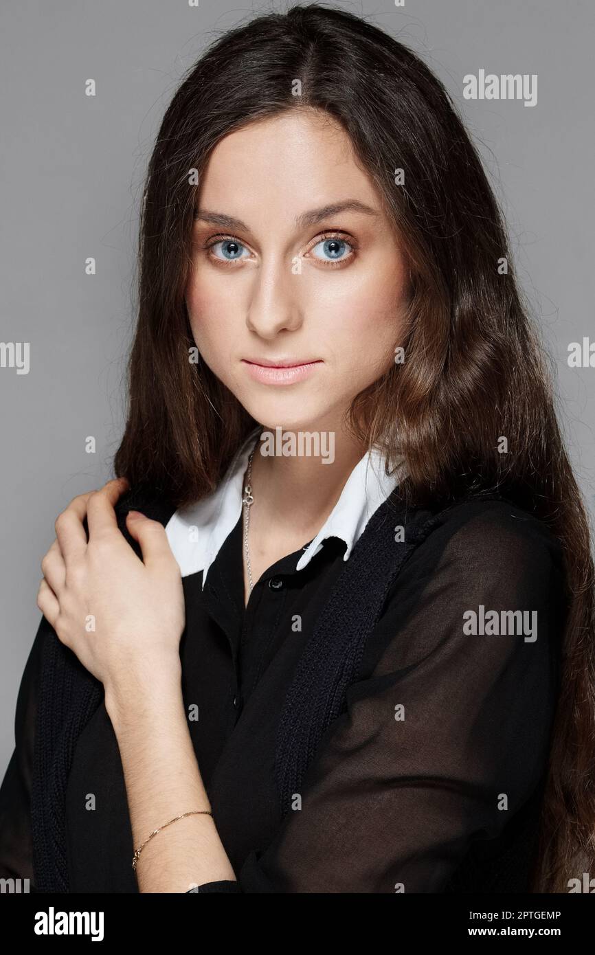 Retrato de una chica bonita con maquillaje natural en blusa negra con cuello  blanco Fotografía de stock - Alamy