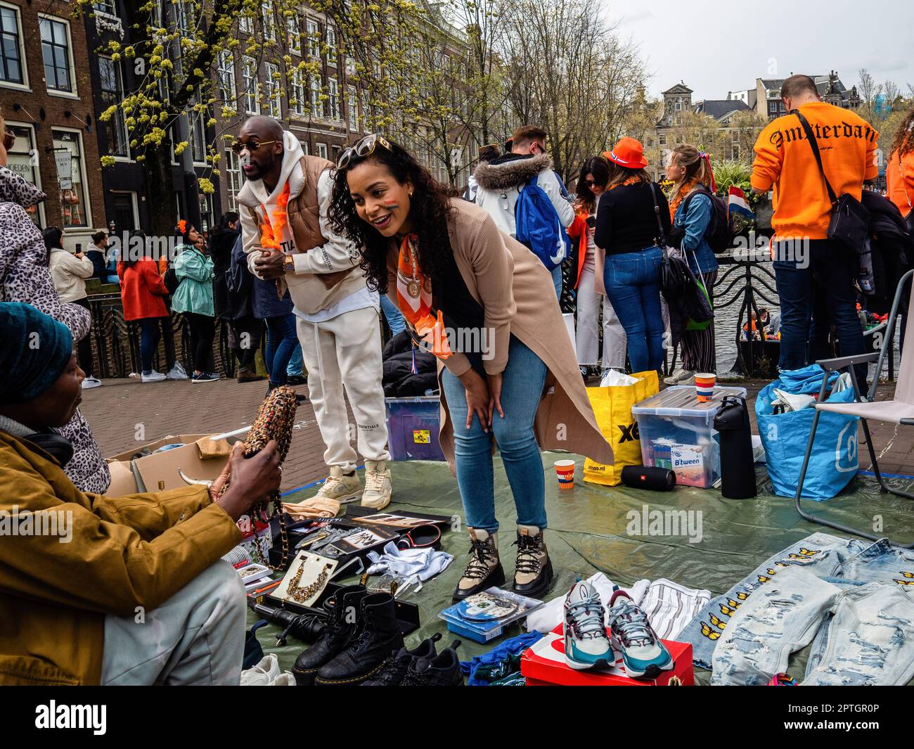 Amsterdam, Países Bajos. 27th de abril de 2023. Se ve a una mujer vendiendo  zapatos de segunda mano en la calle. El Día del Rey es conocido por ser una  de las