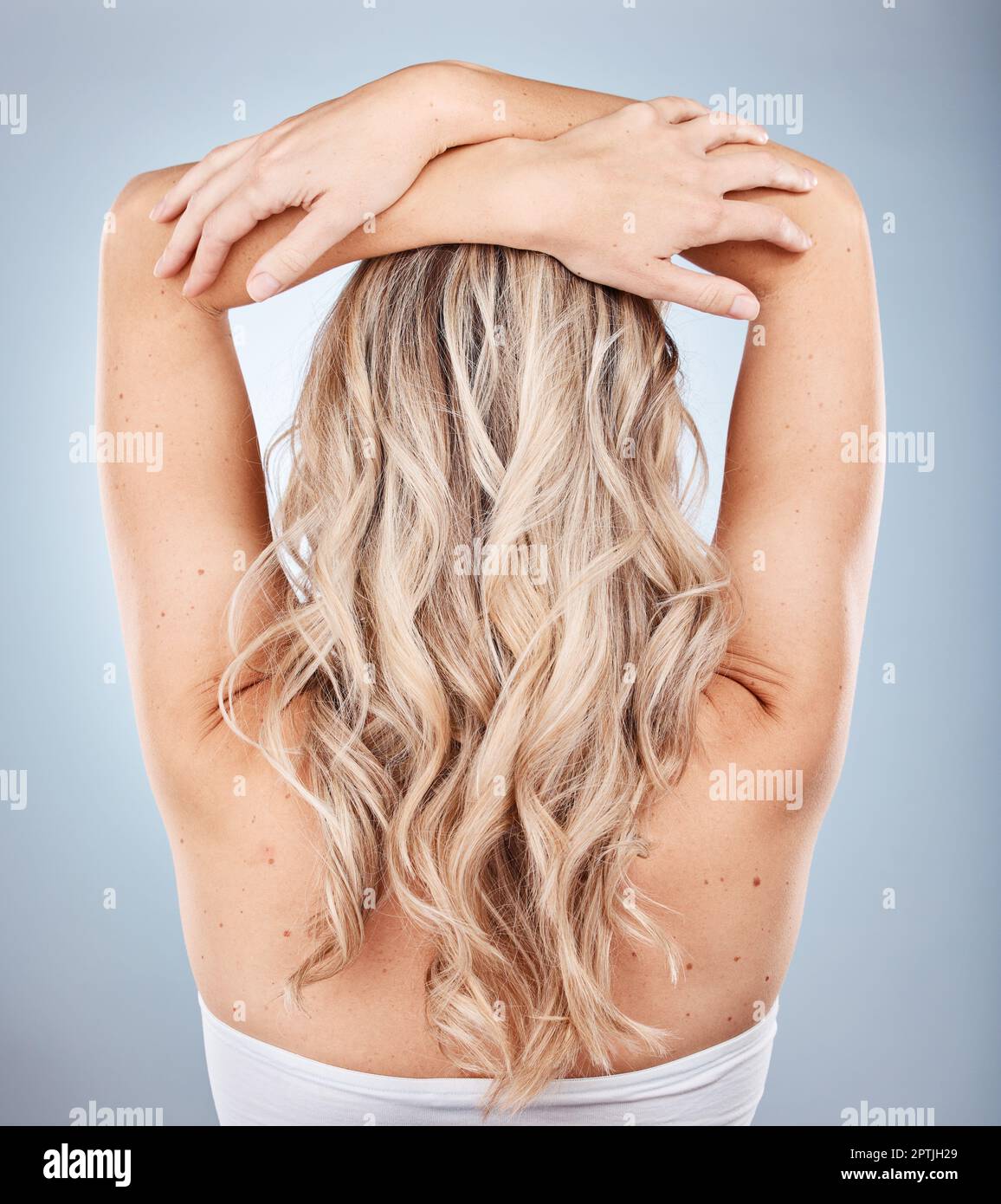 Hermosa novia. hermosa mujer con cabello largo con una túnica blanca en la  ventana.