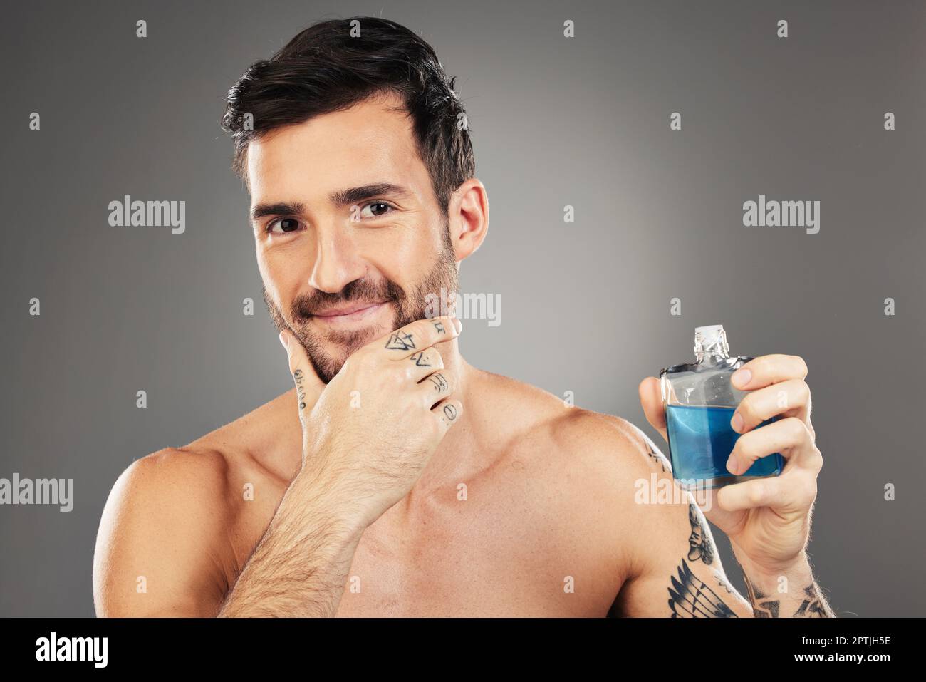Hombre perfume y producto de colonia en estudio para la higiene
