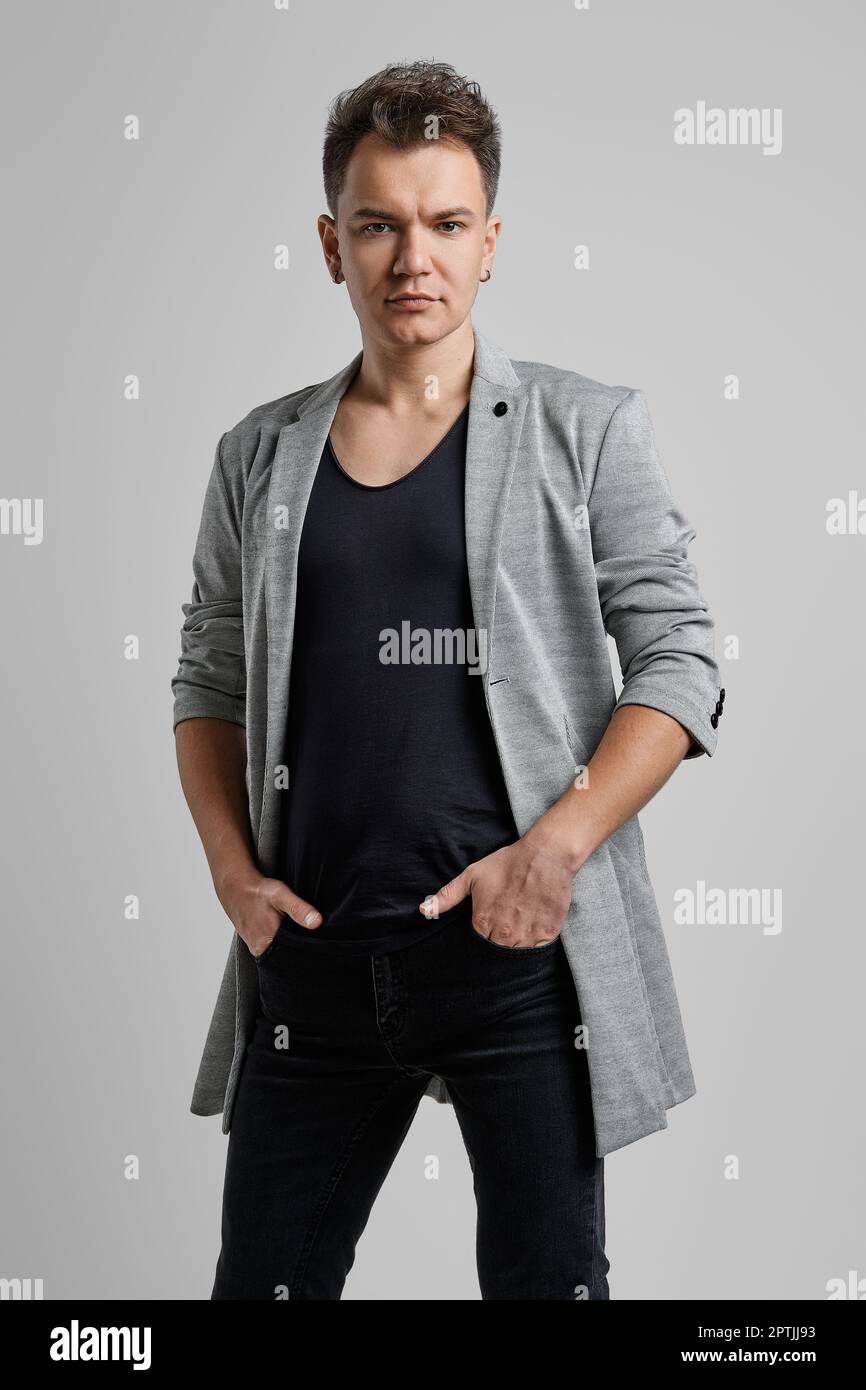 Retrato de un hombre guapo con chaqueta de lana, camisa negra y jeans  Fotografía de stock - Alamy