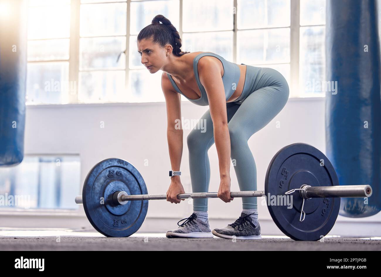Fitness, mujer y pesas para hacer ejercicio, ejercicio o entrenamiento  intenso en el gimnasio. Mujer activa haciendo ejercicio y levantando pesas  en deportes Fotografía de stock - Alamy