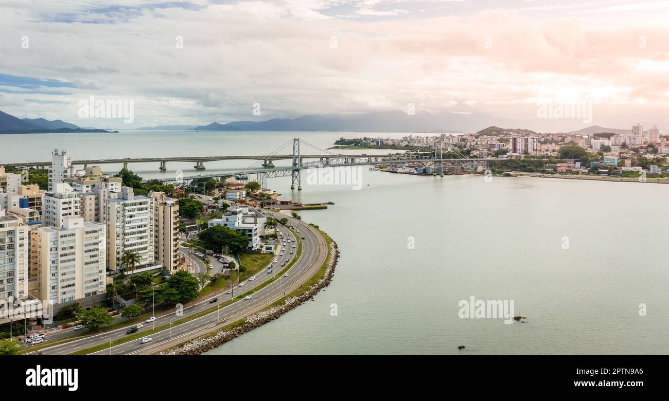 Vista aérea del puente Hercilio Luz que conecta la isla de Santa Catarina y Florianópolis con el Brasil continental Foto de stock