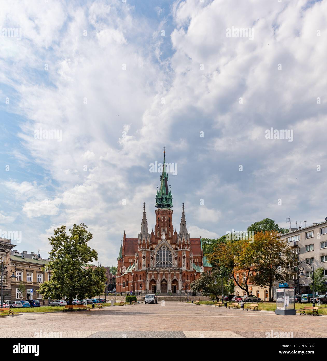 Una foto de la Iglesia de San José y la plaza principal de Podgórze