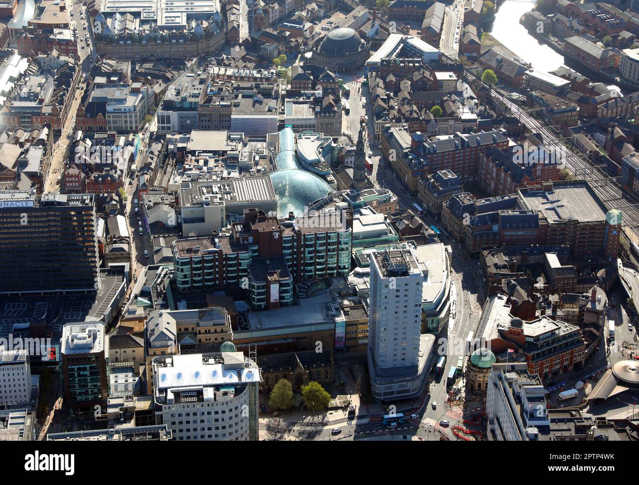 Vista aérea mirando hacia el este por Boar Lane del centro comercial Trinity Leeds Foto de stock