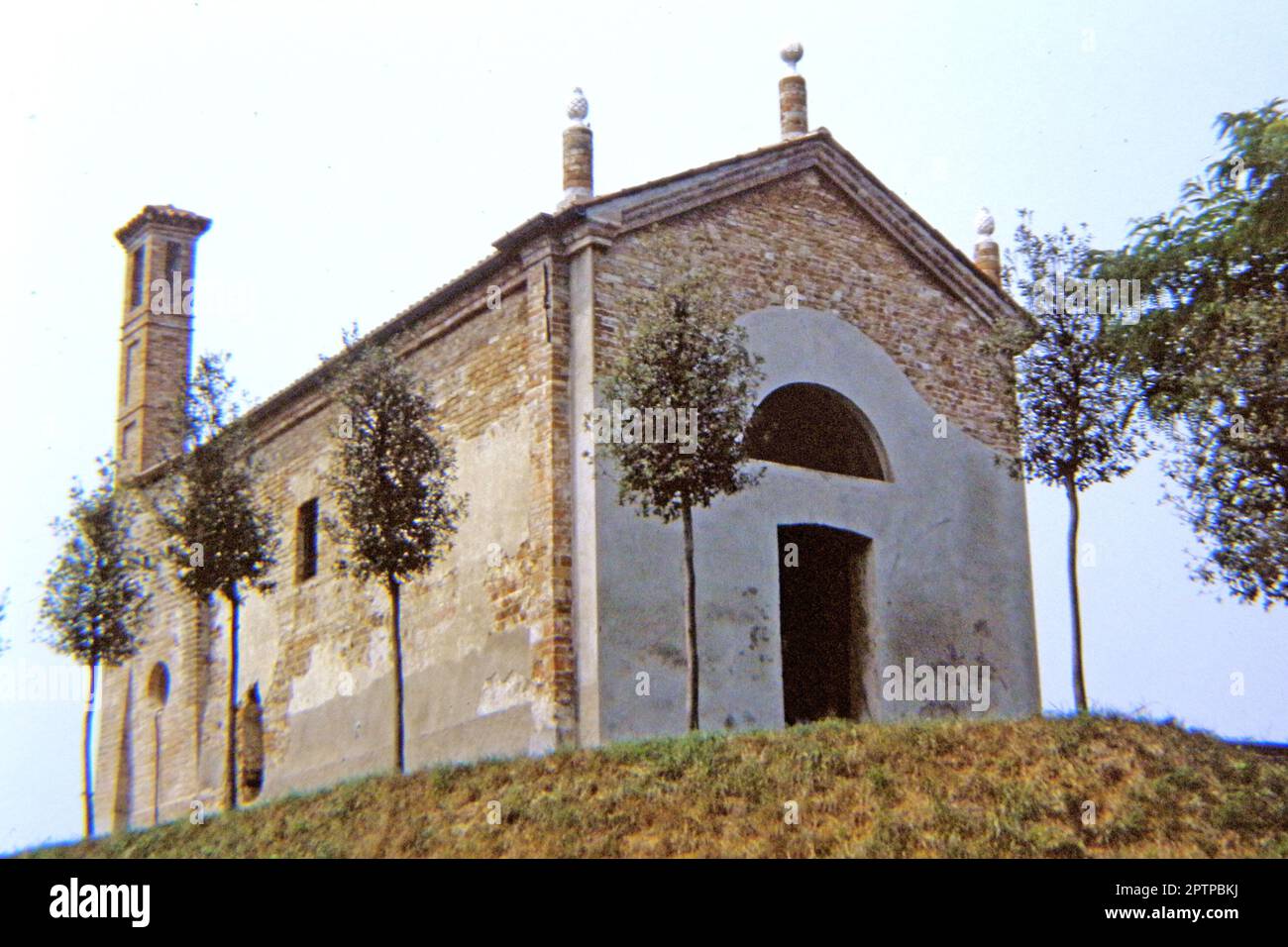 Ex oratorio di S. Maria di Montebello in Villa Pompeiana frazione di Zelo Buon Persico (Zel Bon Perseg in dialetto lodigiano) è un comune italiano di 7378 abitanti della provincia di Lodi in Lombardia. (Wikipedia) Foto de stock