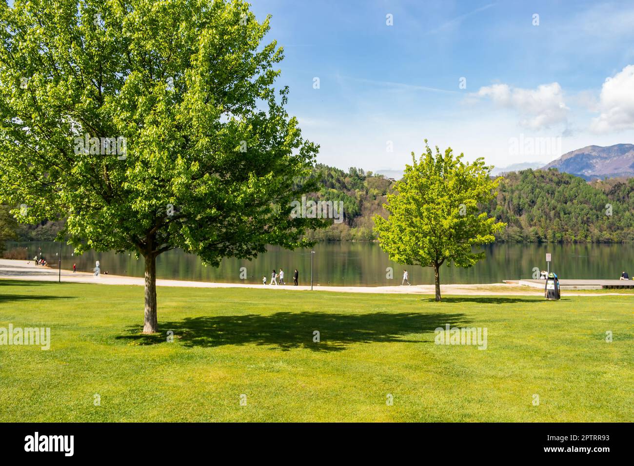 Vista del parque del lago Levico. Trentino Alto Adige, Italia Foto de stock