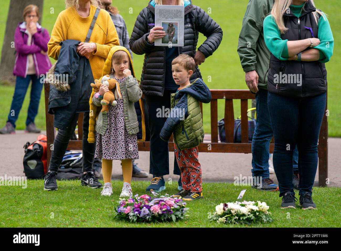 La gente asiste a la conmemoración anual del Día Internacional de los Trabajadores en el árbol conmemorativo en Princes Street Gardens en Edimburgo. Fecha de la fotografía: Jueves 16 de marzo de 2023. Foto de stock