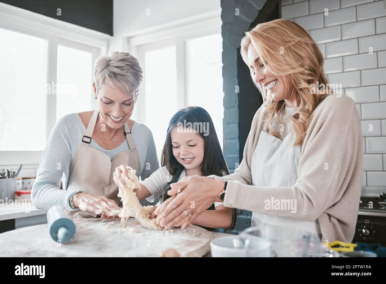 Familia Horneando Y Cocinando Juntos En Una Cocina Casera Con Una Madre Abuela Y Niño 