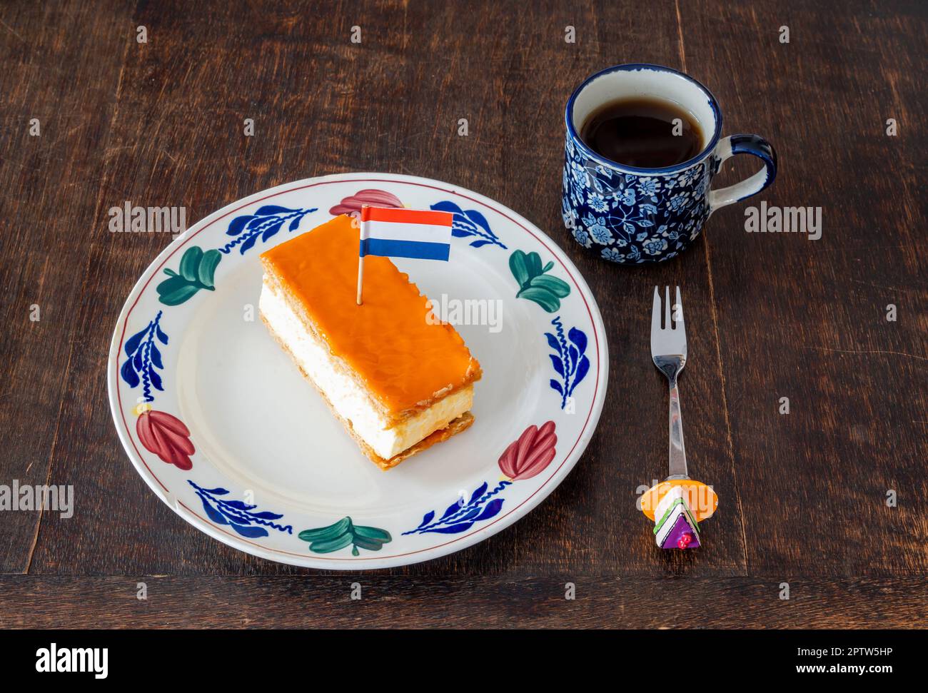 Pastelería tradicional holandesa llamada Tompouce con capa superior naranja y bandera holandesa, que se come típicamente durante las celebraciones del Día del Rey Foto de stock