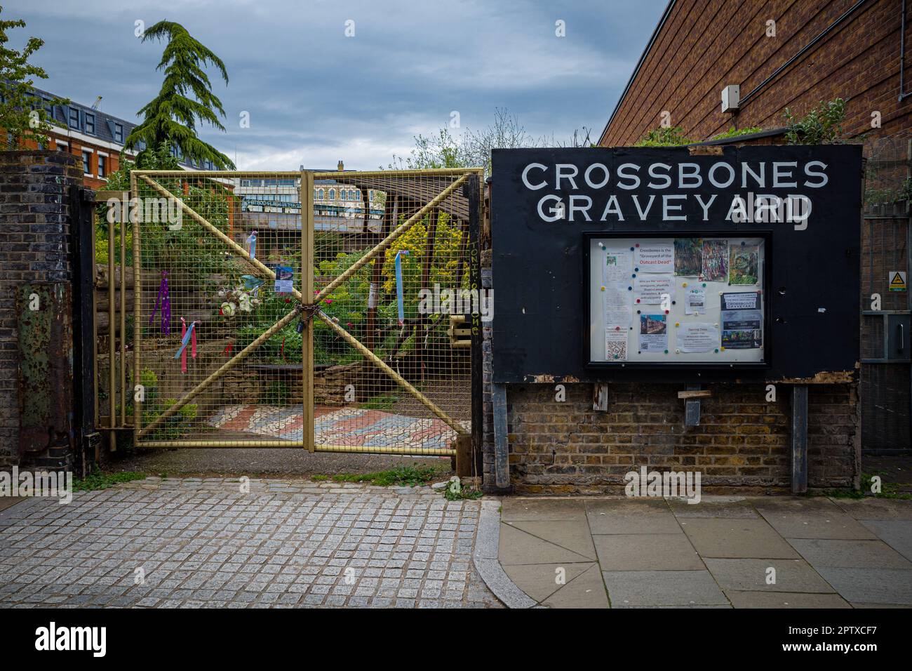 Cruce Bones Graveyard & Memorial Gardens, Southwark, sur de Londres. Crossbones es un cementerio post-medieval en desuso, establecido para mujeres solteras. Foto de stock