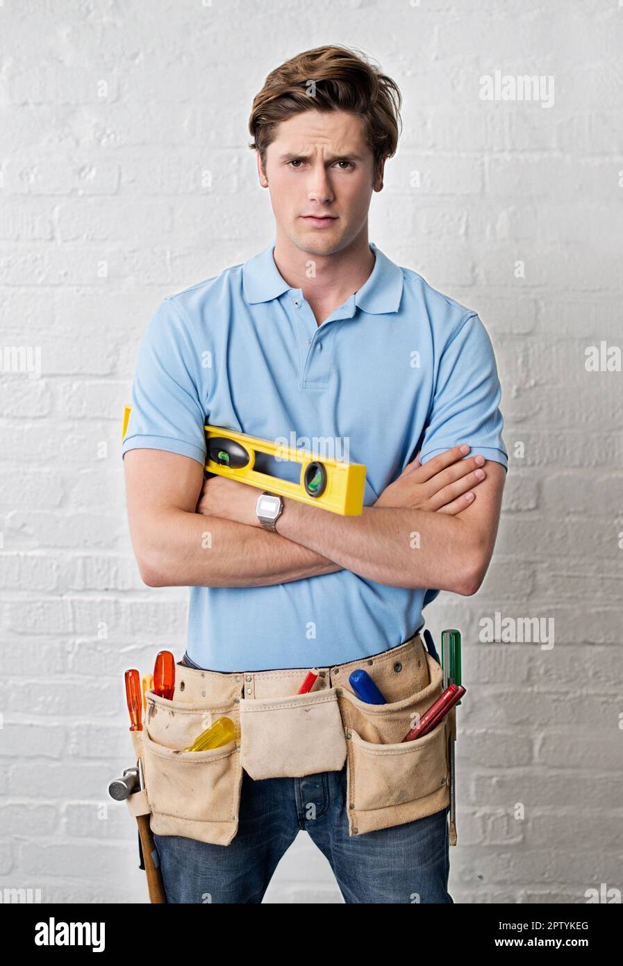 Déjame arreglarlo. Un hombre joven que lleva un cinturón de herramientas  listo para hacer algunas mejoras en el hogar Fotografía de stock - Alamy