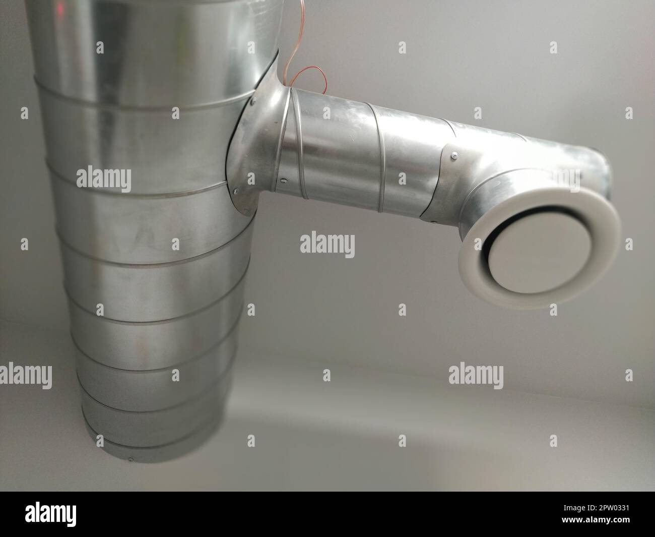 Campana extractora en un baño público tubo metálico redondo con extractor  de aire gris ventilación de ingeniería
