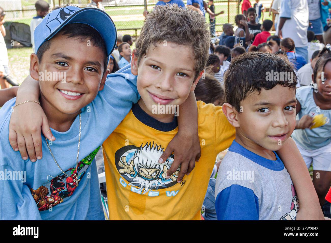 Miami Florida,Frederick Douglass Elementary School,estudiantes de la ciudad interior hispanos,niños amigos masculinos, Foto de stock