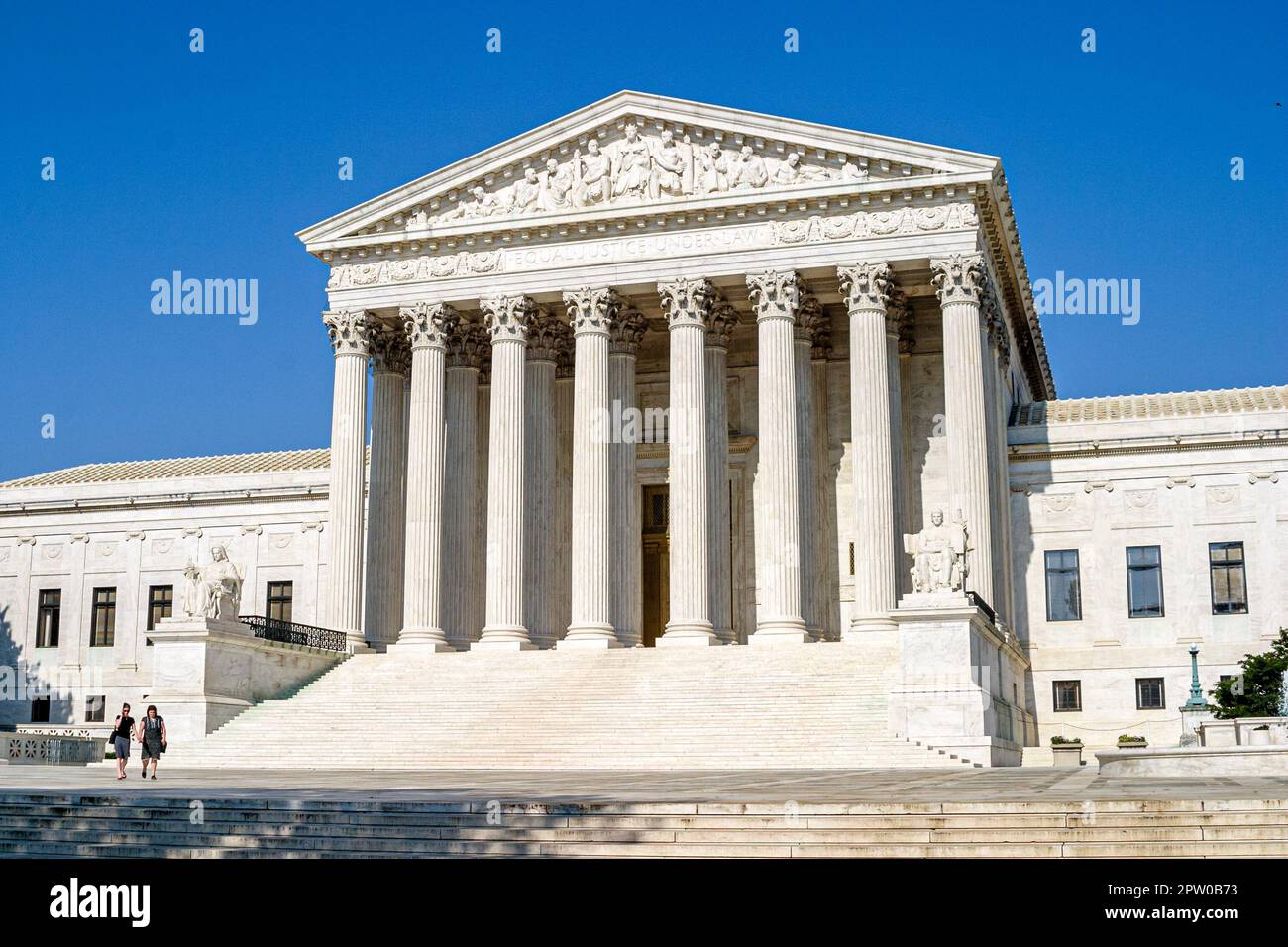 Washington DC, edificio de la Corte Suprema de los Estados Unidos, fuera de la entrada frontal escaleras columnas, Foto de stock