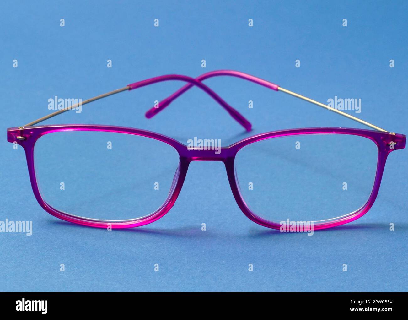 Monturas de gafas de plástico fotografías e imágenes de alta resolución -  Alamy