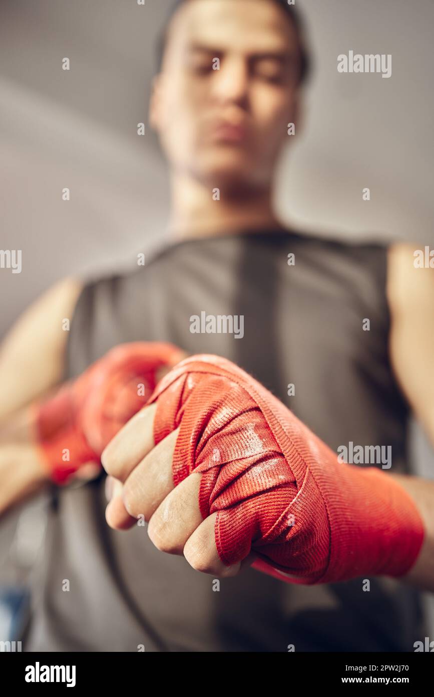 Mujer fuerte con vendas de boxeo en las manos invitando a pelear o  practicar deportes imagen vectorial