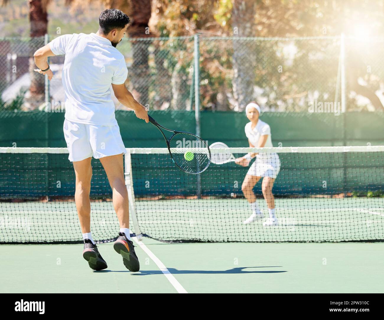 Hay una necesidad de solar Enviar Juego de tenis, deportes de equipo y entrenamiento para la motivación de la  atención médica o ejercicio de entrenamiento al aire libre. Atleta  profesional, colaboración en equipo y cardio c Fotografía de