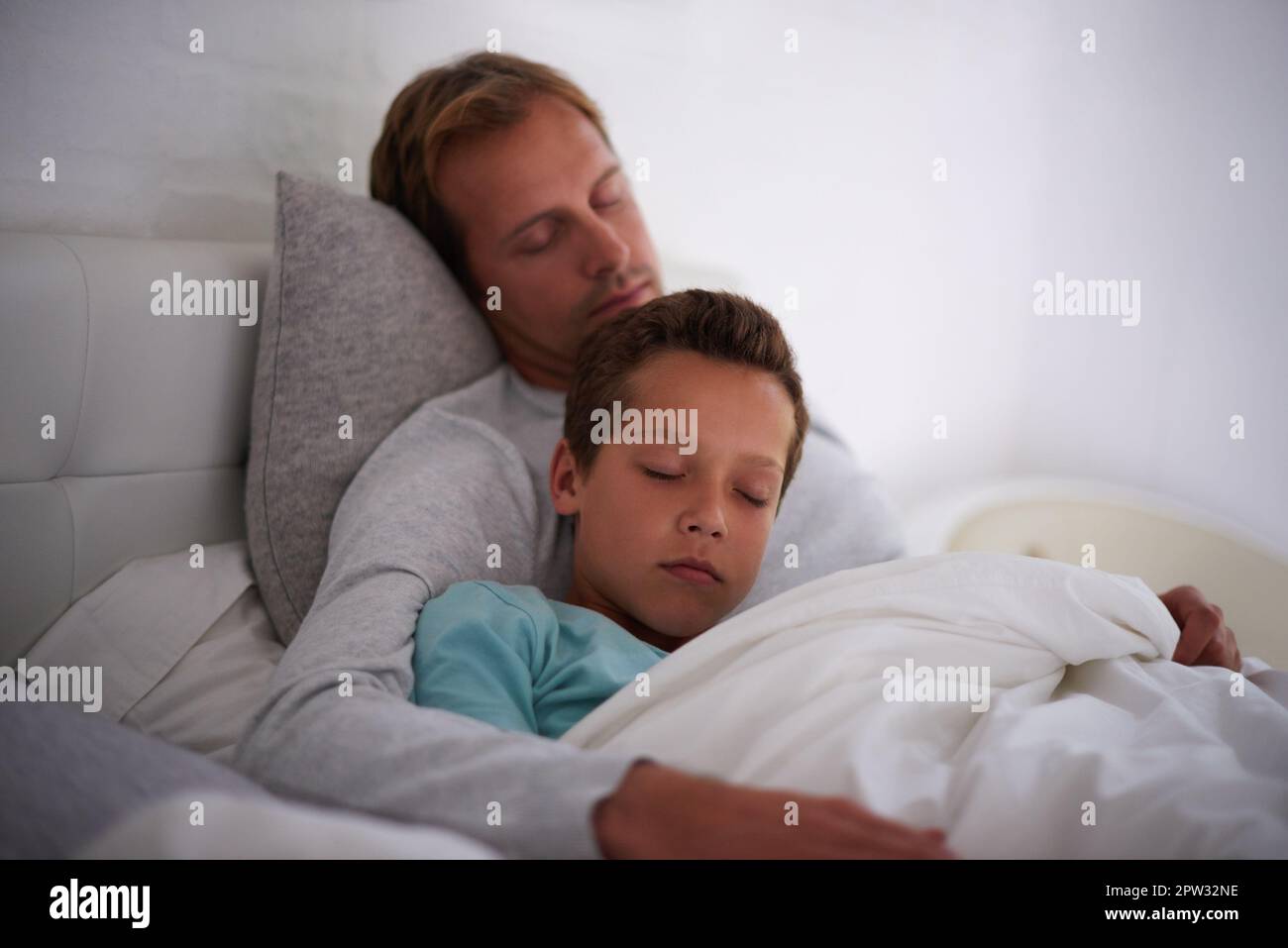 Snoozing con mi hijo. Un padre y un hijo durmiendo en la misma cama  Fotografía de stock - Alamy