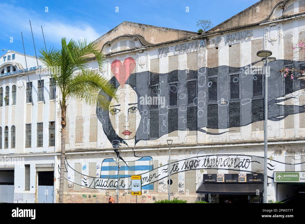 Rio DE JANEIRO, BRASIL - 14 DE ABRIL DE 2023: Arte urbano en un paisaje urbano Foto de stock