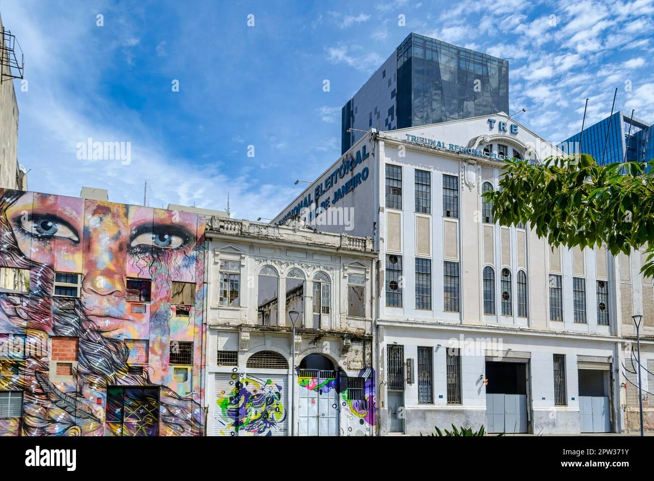 Rio DE JANEIRO, BRASIL - 14 DE ABRIL DE 2023: Arte urbano en un paisaje urbano Foto de stock