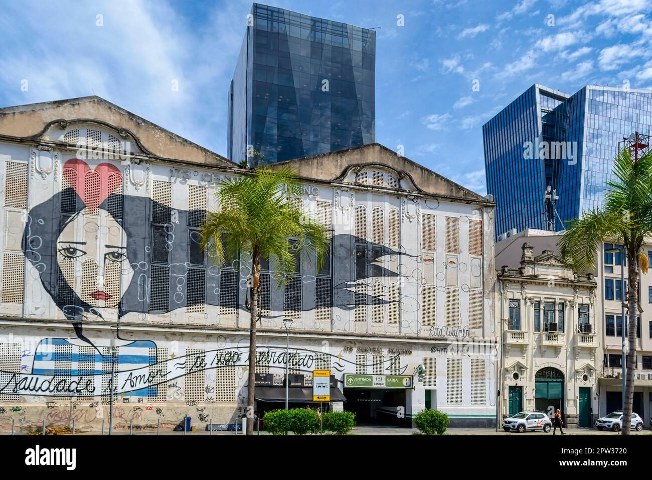 Rio DE JANEIRO, BRASIL - 14 DE ABRIL DE 2023: Arte urbano en un paisaje urbano Foto de stock
