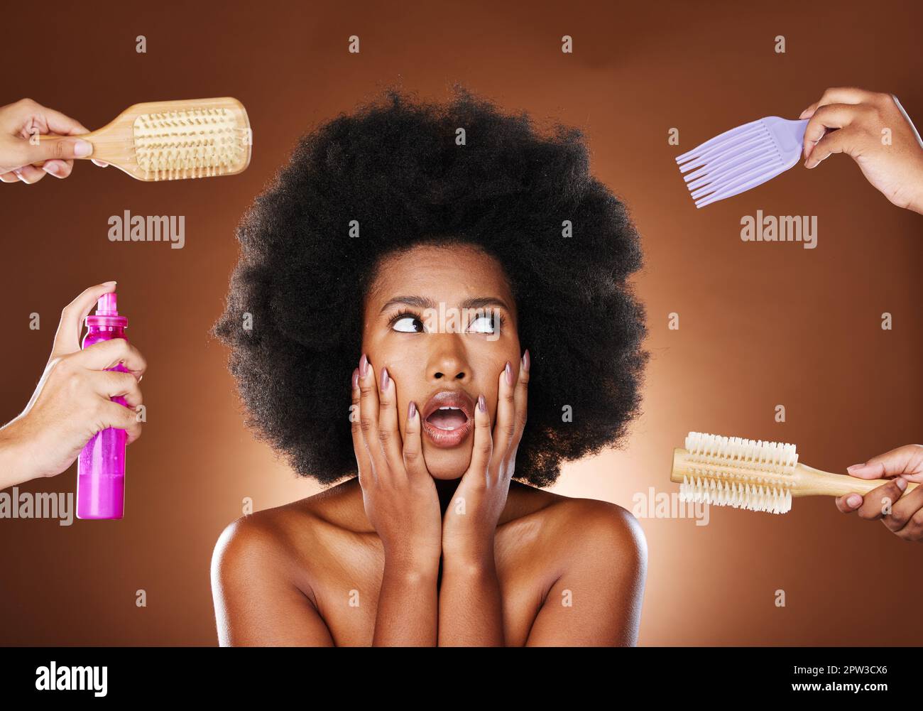 Mujer negra pensando en el cuidado del cabello, herramientas para afro  natural y la toma de decisiones de productos de belleza. Conmocionado niña  africana con opciones, cepillos de salón y Fotografía de