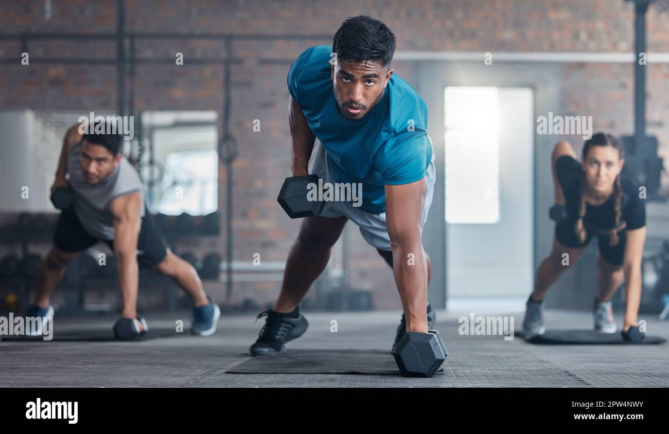 Mujer negra, gimnasio y descanso con toalla para fitness, salud y  entrenamiento para cuerpo fuerte, músculo y enfoque. Mujer, haga ejercicio  y relájese con un paño para sudar Fotografía de stock 