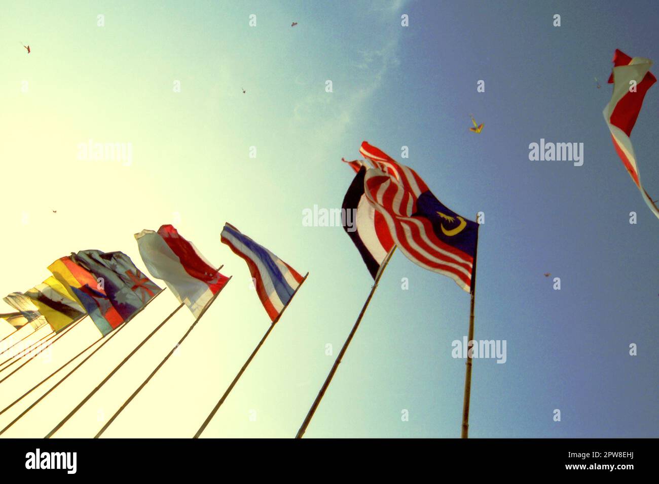 Banderas de los países participantes durante el 2004° Festival Internacional de Cometas de Yakarta que se celebró el 9-11 de julio en Karnaval (Carnaval) Beach en Ancol Dreamland, North Jakarta, Yakarta, Indonesia. Foto de stock