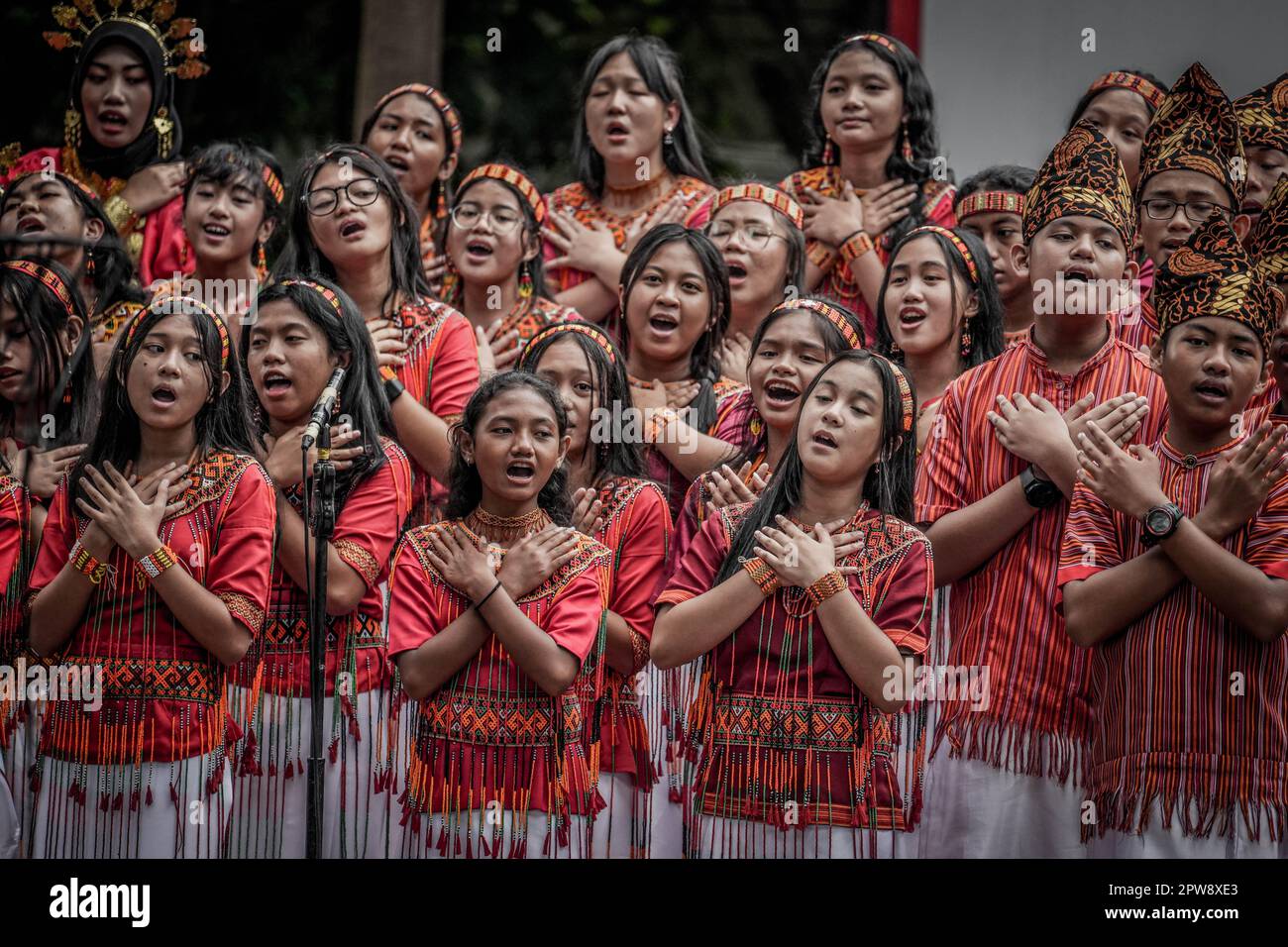 Makassar, Sulawesi del Sur, Indonesia. 29th de abril de 2023. Varios estudiantes de secundaria aparecieron vestidos con ropa tradicional Toraja como parte del coro en la conmemoración del día regional de autonomía de 27th que se celebró en el Pabellón de la Playa Losari, en la ciudad de Makassar. (Imagen de crédito: © Herwin Bahar/ZUMA Press Wire) ¡USO EDITORIAL SOLAMENTE! ¡No para USO comercial! Foto de stock
