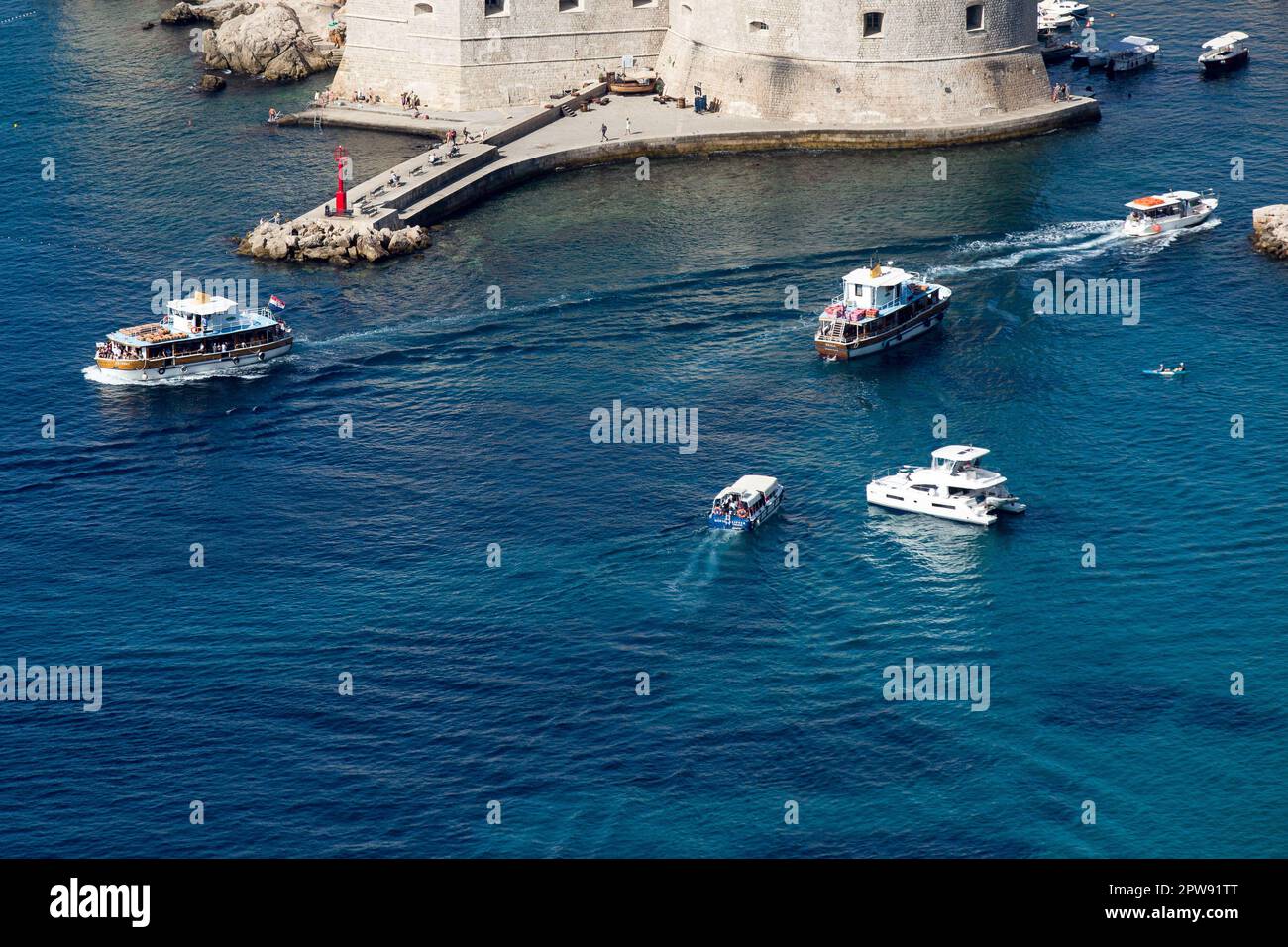 Dubrovnik, Croacia. 30th de agosto de 2022. Los barcos se ven en la entrada  del Puerto Viejo de Dubrovnik en la Ciudad Vieja de Dubrovnik. La Ciudad  Vieja de Dubrovnik está situada