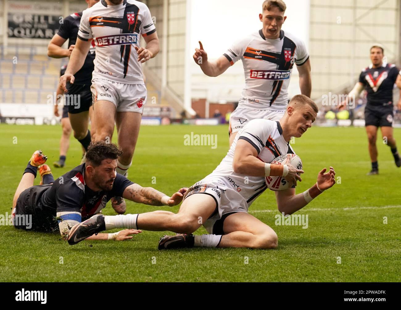 El inglés Ash Handley anota el primer intento del partido durante el