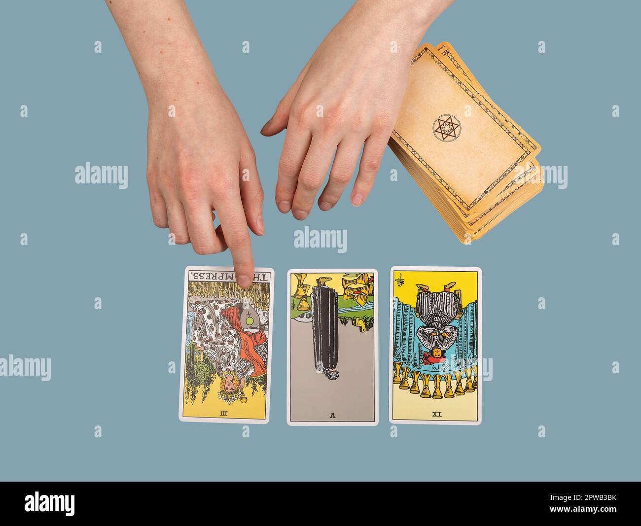 Tarot cards hands fotografías e imágenes de alta resolución - Página 3 -  Alamy