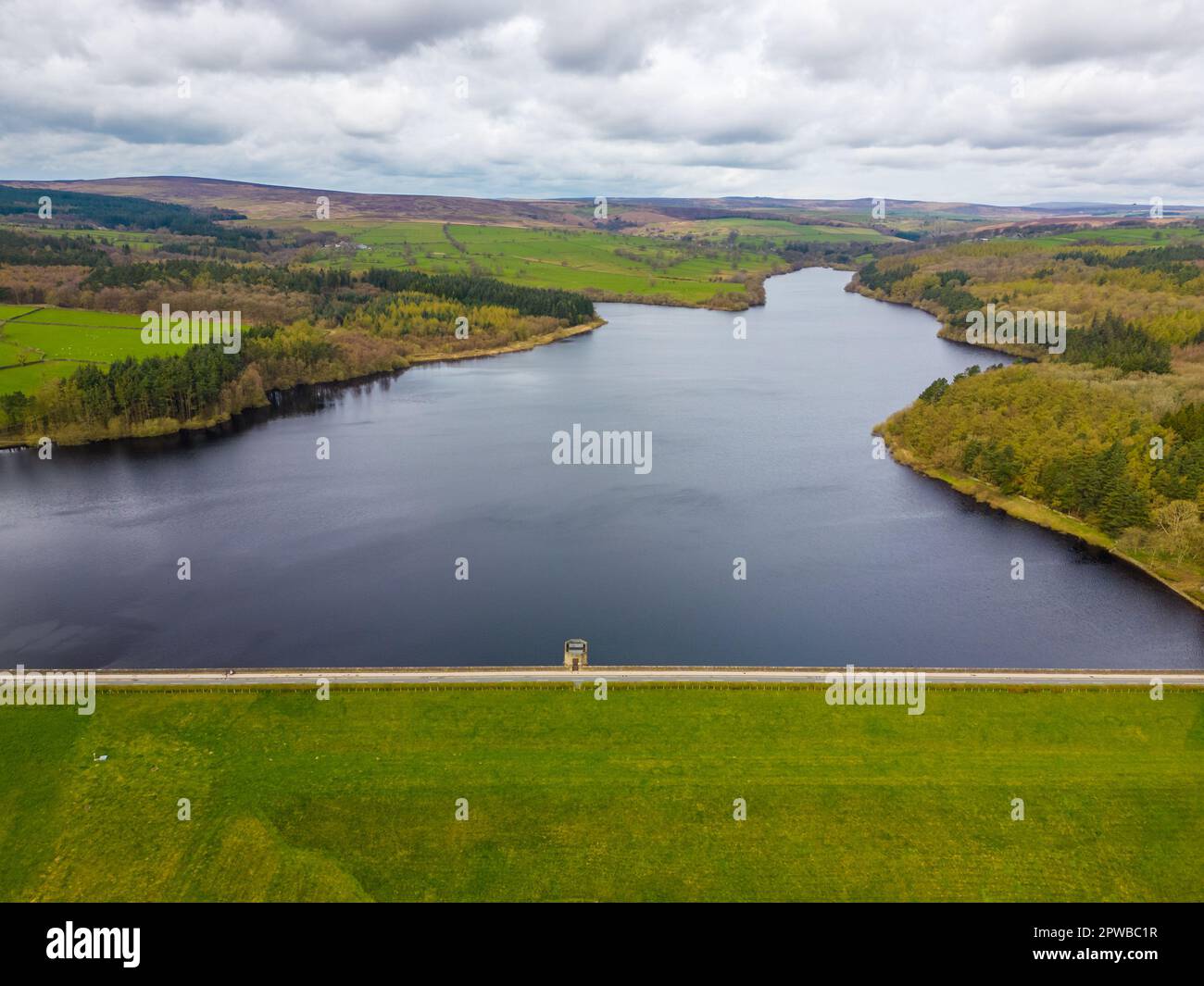 Vista aérea de la presa Fewston Reservoir alimentándose en Swinsty Reservoir en Yorkshire Foto de stock