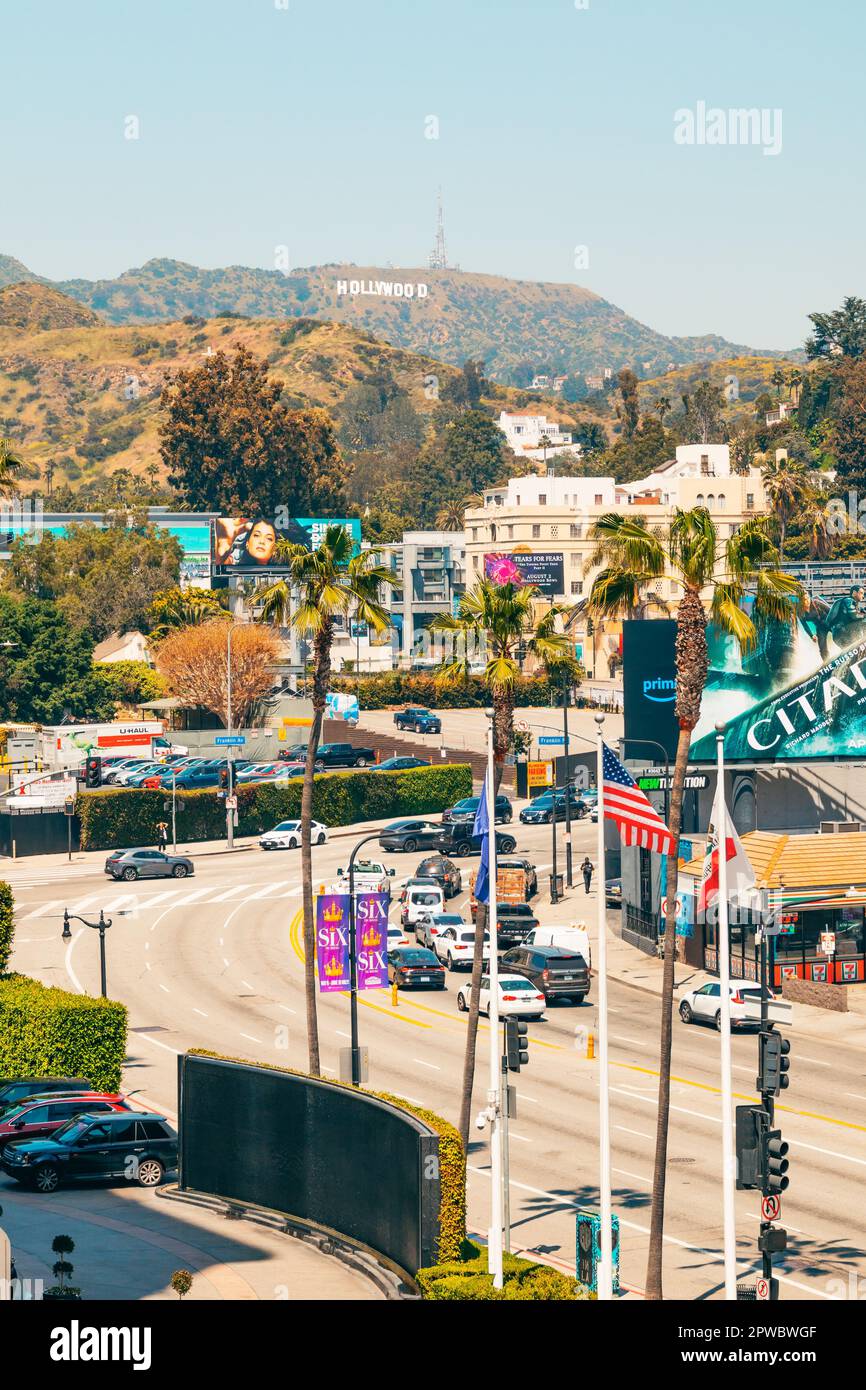 Los Ángeles, California, EE.UU. - 26 de abril de 2023. Colinas de Hollywood y letrero de Hollywood, vallas publicitarias coloridas, palmeras, tráfico, turistas Foto de stock