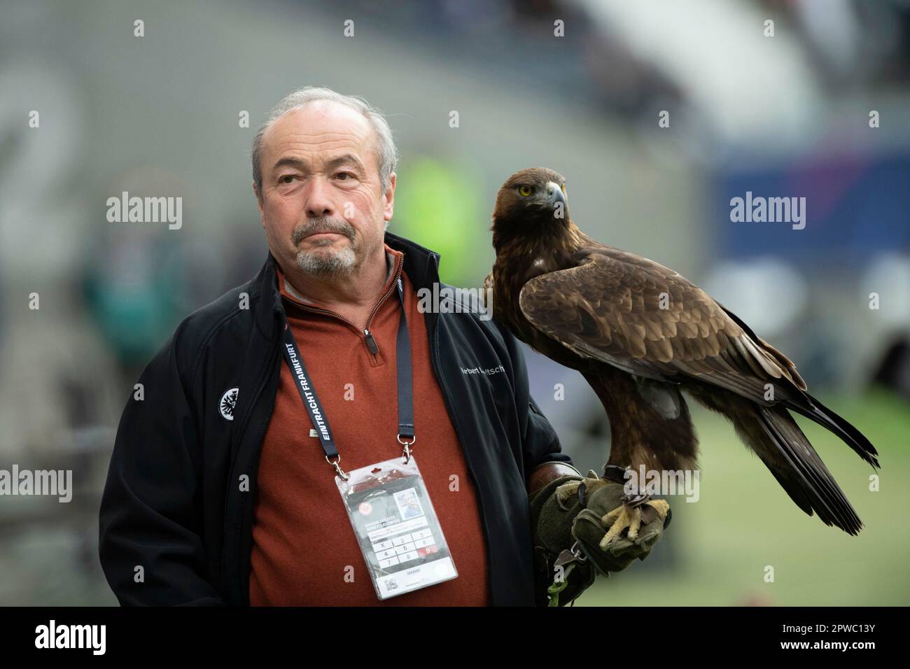 ATTILA, águila, mascota del Eintracht Frankfurt, con su falconer NORBERT  LAWITSCHKA Soccer 1st Bundesliga, 30th jornada, Eintracht Frankfurt (F) -  FC Augsburg (A) 1: 1 en 29 de abril, 2023 en el